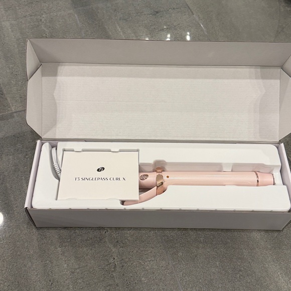 New T3 SinglePass Curl, Extra-Long Barrel Curling Iron with Ceramic Barrel - Picture 10 of 16